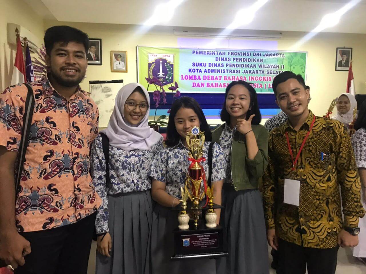 Siswi Sma Sumbangsih Sebagai satu-satunya sekolah swasta yg melaju ke final Lomba Debat Bahasa