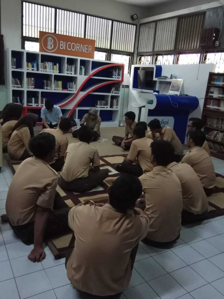 Penambahan 100 buku pengkinian BI Corner di SMA SUMBANGSIH