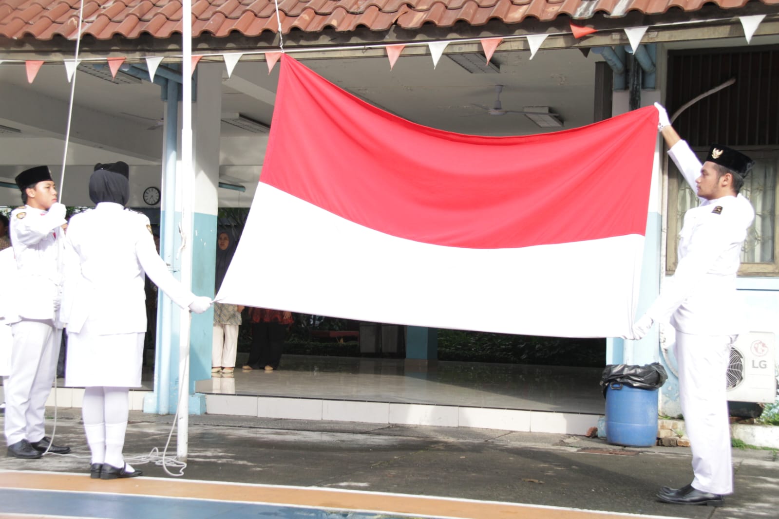 Dokumentasi Upacara dalam Memperingati Hari Kebangkitan Nasional Selasa, 20 Mei 2025 Dokumentasi Upacara dalam Memperingati Hari Kebangkitan Nasional Selasa, 20 Mei 2025